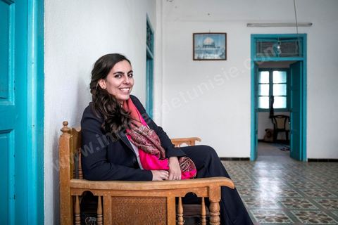 1er novembre 2016 : Chez ses grand parents Ramadan Sghaier et Magida Laroussi.  Depuis ses 11 ans, Sarah Toumi ne jure que par l’action collective. Fondatrice, en 2008, de Dream, un « réseau d’échange et d’action pour le développement » destiné aux jeunes, Sarah Toumi, aujourd’hui 29 ans, quitte Paris en 2012 pour retrouver la campagne tunisienne et ses souvenirs d’enfance. N’ayant jamais pu oublier les inégalités et la pauvreté qui régnaient à Bir Salah, le village de son grand-père, dans la région de Sfax (Centre), elle crée Acacias for All, une entreprise « à vocation sociale ».Objectif : réduire le déficit hydrique de cette localité affectée par le changement climatique. Une initiative qui vaut à Sarah Toumi d’être la seule Arabe et Africaine à figurer dans le classement mondial 2016 des trente meilleurs entrepreneurs de moins de 30 ans, établi par le magazine américain Forbes.