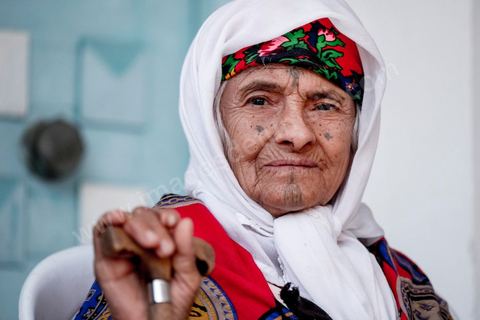 1er novembre 2016 : Chez ses grand parents Ramadan Sghaier et Magida Laroussi.  Depuis ses 11 ans, Sarah Toumi ne jure que par l’action collective. Fondatrice, en 2008, de Dream, un « réseau d’échange et d’action pour le développement » destiné aux jeunes, Sarah Toumi, aujourd’hui 29 ans, quitte Paris en 2012 pour retrouver la campagne tunisienne et ses souvenirs d’enfance. N’ayant jamais pu oublier les inégalités et la pauvreté qui régnaient à Bir Salah, le village de son grand-père, dans la région de Sfax (Centre), elle crée Acacias for All, une entreprise « à vocation sociale ».Objectif : réduire le déficit hydrique de cette localité affectée par le changement climatique. Une initiative qui vaut à Sarah Toumi d’être la seule Arabe et Africaine à figurer dans le classement mondial 2016 des trente meilleurs entrepreneurs de moins de 30 ans, établi par le magazine américain Forbes.