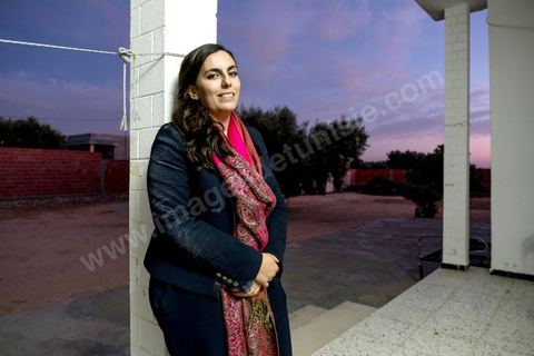 1er novembre 2016 : Chez ses grand parents Ramadan Sghaier et Magida Laroussi.  Depuis ses 11 ans, Sarah Toumi ne jure que par l’action collective. Fondatrice, en 2008, de Dream, un « réseau d’échange et d’action pour le développement » destiné aux jeunes, Sarah Toumi, aujourd’hui 29 ans, quitte Paris en 2012 pour retrouver la campagne tunisienne et ses souvenirs d’enfance. N’ayant jamais pu oublier les inégalités et la pauvreté qui régnaient à Bir Salah, le village de son grand-père, dans la région de Sfax (Centre), elle crée Acacias for All, une entreprise « à vocation sociale ».Objectif : réduire le déficit hydrique de cette localité affectée par le changement climatique. Une initiative qui vaut à Sarah Toumi d’être la seule Arabe et Africaine à figurer dans le classement mondial 2016 des trente meilleurs entrepreneurs de moins de 30 ans, établi par le magazine américain Forbes.