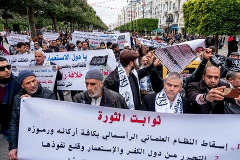 14 janvier 2017 :  les manifestants du parti islamistes Hizbut Tahrir qui prone le retour à la charia sont raccompagnés par la police hors de l'avneue et interdits de manifester.  Les tunisiens fêtent dans une certaine morosité le 6ème anniversaire de la Révolution sur l'avenue Habib Bourguiba à Tunis. Peu de responsables politiques et d'organisations ont célébré samedi en Tunisie le 6e anniversaire de la révolution du 14 janvier 2011, alors qu'un certain désenchantement se manifeste à travers le pays.