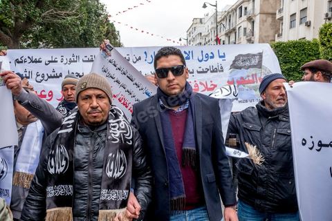 14 janvier 2017 :  les manifestants du parti islamistes Hizbut Tahrir qui prone le retour à la charia sont raccompagnés par la police hors de l'avneue et interdits de manifester.  Les tunisiens fêtent dans une certaine morosité le 6ème anniversaire de la Révolution sur l'avenue Habib Bourguiba à Tunis. Peu de responsables politiques et d'organisations ont célébré samedi en Tunisie le 6e anniversaire de la révolution du 14 janvier 2011, alors qu'un certain désenchantement se manifeste à travers le pays.