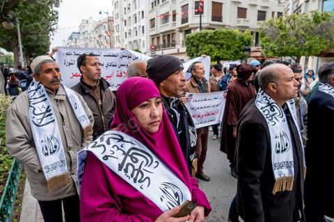 14 janvier 2017 :  les manifestants du parti islamistes Hizbut Tahrir qui prone le retour à la charia sont raccompagnés par la police hors de l'avneue et interdits de manifester.  Les tunisiens fêtent dans une certaine morosité le 6ème anniversaire de la Révolution sur l'avenue Habib Bourguiba à Tunis. Peu de responsables politiques et d'organisations ont célébré samedi en Tunisie le 6e anniversaire de la révolution du 14 janvier 2011, alors qu'un certain désenchantement se manifeste à travers le pays.