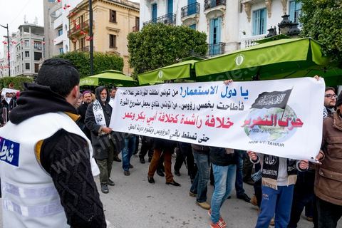 14 janvier 2017 :  les manifestants du parti islamistes Hizbut Tahrir qui prone le retour à la charia sont raccompagnés par la police hors de l'avneue et interdits de manifester.  Les tunisiens fêtent dans une certaine morosité le 6ème anniversaire de la Révolution sur l'avenue Habib Bourguiba à Tunis. Peu de responsables politiques et d'organisations ont célébré samedi en Tunisie le 6e anniversaire de la révolution du 14 janvier 2011, alors qu'un certain désenchantement se manifeste à travers le pays.