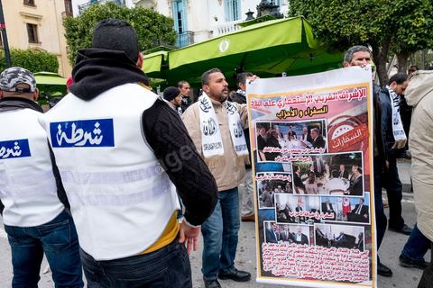 14 janvier 2017 :  les manifestants du parti islamistes Hizbut Tahrir qui prone le retour à la charia sont raccompagnés par la police hors de l'avneue et interdits de manifester.  Les tunisiens fêtent dans une certaine morosité le 6ème anniversaire de la Révolution sur l'avenue Habib Bourguiba à Tunis. Peu de responsables politiques et d'organisations ont célébré samedi en Tunisie le 6e anniversaire de la révolution du 14 janvier 2011, alors qu'un certain désenchantement se manifeste à travers le pays.