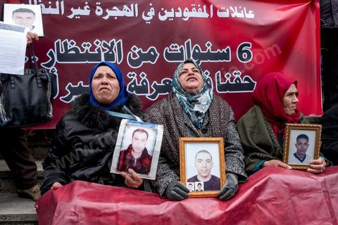 14 janvier 2017 :  Les familles de martyrs d ela révolution; Les tunisiens fêtent dans une certaine morosité le 6ème anniversaire de la Révolution sur l'avenue Habib Bourguiba à Tunis. Peu de responsables politiques et d'organisations ont célébré samedi en Tunisie le 6e anniversaire de la révolution du 14 janvier 2011, alors qu'un certain désenchantement se manifeste à travers le pays.