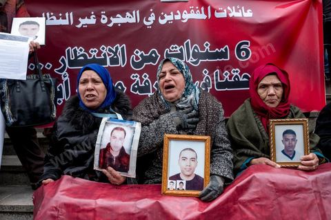 14 janvier 2017 :  Les familles de martyrs d ela révolution; Les tunisiens fêtent dans une certaine morosité le 6ème anniversaire de la Révolution sur l'avenue Habib Bourguiba à Tunis. Peu de responsables politiques et d'organisations ont célébré samedi en Tunisie le 6e anniversaire de la révolution du 14 janvier 2011, alors qu'un certain désenchantement se manifeste à travers le pays.