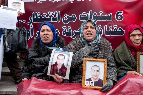 14 janvier 2017 :  Les familles de martyrs d ela révolution; Les tunisiens fêtent dans une certaine morosité le 6ème anniversaire de la Révolution sur l'avenue Habib Bourguiba à Tunis. Peu de responsables politiques et d'organisations ont célébré samedi en Tunisie le 6e anniversaire de la révolution du 14 janvier 2011, alors qu'un certain désenchantement se manifeste à travers le pays.