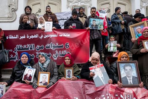 14 janvier 2017 :  Les familles de martyrs d ela révolution; Les tunisiens fêtent dans une certaine morosité le 6ème anniversaire de la Révolution sur l'avenue Habib Bourguiba à Tunis. Peu de responsables politiques et d'organisations ont célébré samedi en Tunisie le 6e anniversaire de la révolution du 14 janvier 2011, alors qu'un certain désenchantement se manifeste à travers le pays.