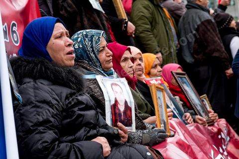 14 janvier 2017 :  Les familles de martyrs d ela révolution; Les tunisiens fêtent dans une certaine morosité le 6ème anniversaire de la Révolution sur l'avenue Habib Bourguiba à Tunis. Peu de responsables politiques et d'organisations ont célébré samedi en Tunisie le 6e anniversaire de la révolution du 14 janvier 2011, alors qu'un certain désenchantement se manifeste à travers le pays.