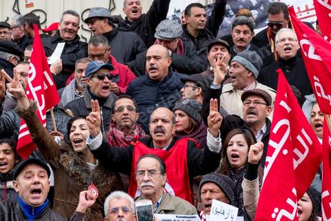 14 janvier 2017 :  Manifestation du Front Populaire. Les tunisiens fêtent dans une certaine morosité le 6ème anniversaire de la Révolution sur l'avenue Habib Bourguiba à Tunis. Peu de responsables politiques et d'organisations ont célébré samedi en Tunisie le 6e anniversaire de la révolution du 14 janvier 2011, alors qu'un certain désenchantement se manifeste à travers le pays.