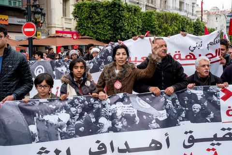 14 janvier 2017 :  Manifestation du Front Populaire. Les tunisiens fêtent dans une certaine morosité le 6ème anniversaire de la Révolution sur l'avenue Habib Bourguiba à Tunis. Peu de responsables politiques et d'organisations ont célébré samedi en Tunisie le 6e anniversaire de la révolution du 14 janvier 2011, alors qu'un certain désenchantement se manifeste à travers le pays.