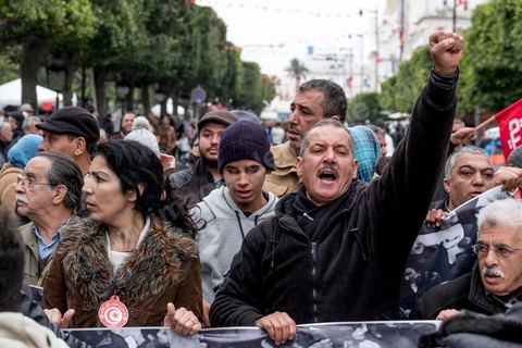14 janvier 2017 :  Manifestation du Front Populaire. Les tunisiens fêtent dans une certaine morosité le 6ème anniversaire de la Révolution sur l'avenue Habib Bourguiba à Tunis. Peu de responsables politiques et d'organisations ont célébré samedi en Tunisie le 6e anniversaire de la révolution du 14 janvier 2011, alors qu'un certain désenchantement se manifeste à travers le pays.