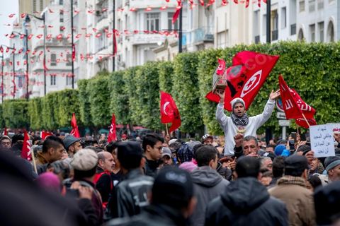 14 janvier 2017 :  Manifestation du Front Populaire. Les tunisiens fêtent dans une certaine morosité le 6ème anniversaire de la Révolution sur l'avenue Habib Bourguiba à Tunis. Peu de responsables politiques et d'organisations ont célébré samedi en Tunisie le 6e anniversaire de la révolution du 14 janvier 2011, alors qu'un certain désenchantement se manifeste à travers le pays.