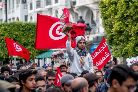 14 janvier 2017 :  Manifestation du Front Populaire. Les tunisiens fêtent dans une certaine morosité le 6ème anniversaire de la Révolution sur l'avenue Habib Bourguiba à Tunis. Peu de responsables politiques et d'organisations ont célébré samedi en Tunisie le 6e anniversaire de la révolution du 14 janvier 2011, alors qu'un certain désenchantement se manifeste à travers le pays.