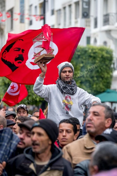 14 janvier 2017 :  Manifestation du Front Populaire. Les tunisiens fêtent dans une certaine morosité le 6ème anniversaire de la Révolution sur l'avenue Habib Bourguiba à Tunis. Peu de responsables politiques et d'organisations ont célébré samedi en Tunisie le 6e anniversaire de la révolution du 14 janvier 2011, alors qu'un certain désenchantement se manifeste à travers le pays.