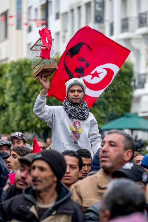 14 janvier 2017 :  Manifestation du Front Populaire. Les tunisiens fêtent dans une certaine morosité le 6ème anniversaire de la Révolution sur l'avenue Habib Bourguiba à Tunis. Peu de responsables politiques et d'organisations ont célébré samedi en Tunisie le 6e anniversaire de la révolution du 14 janvier 2011, alors qu'un certain désenchantement se manifeste à travers le pays.