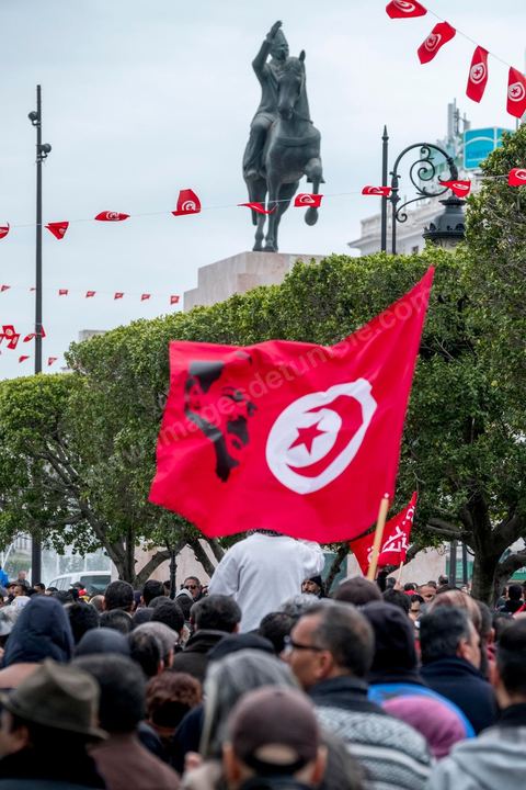 14 janvier 2017 :  Manifestation du Front Populaire. Les tunisiens fêtent dans une certaine morosité le 6ème anniversaire de la Révolution sur l'avenue Habib Bourguiba à Tunis. Peu de responsables politiques et d'organisations ont célébré samedi en Tunisie le 6e anniversaire de la révolution du 14 janvier 2011, alors qu'un certain désenchantement se manifeste à travers le pays.