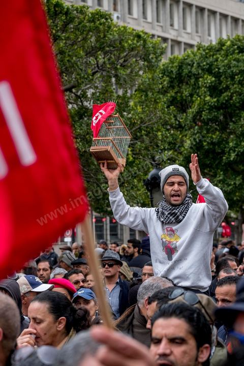 14 janvier 2017 :  Manifestation du Front Populaire. Les tunisiens fêtent dans une certaine morosité le 6ème anniversaire de la Révolution sur l'avenue Habib Bourguiba à Tunis. Peu de responsables politiques et d'organisations ont célébré samedi en Tunisie le 6e anniversaire de la révolution du 14 janvier 2011, alors qu'un certain désenchantement se manifeste à travers le pays.