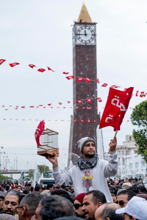 14 janvier 2017 :  Manifestation du Front Populaire. Les tunisiens fêtent dans une certaine morosité le 6ème anniversaire de la Révolution sur l'avenue Habib Bourguiba à Tunis. Peu de responsables politiques et d'organisations ont célébré samedi en Tunisie le 6e anniversaire de la révolution du 14 janvier 2011, alors qu'un certain désenchantement se manifeste à travers le pays.