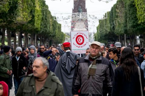 14 janvier 2017 :  Les tunisiens fêtent dans une certaine morosité le 6ème anniversaire de la Révolution sur l'avenue Habib Bourguiba à Tunis. Peu de responsables politiques et d'organisations ont célébré samedi en Tunisie le 6e anniversaire de la révolution du 14 janvier 2011, alors qu'un certain désenchantement se manifeste à travers le pays.