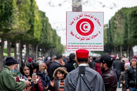 14 janvier 2017 :  Les tunisiens fêtent dans une certaine morosité le 6ème anniversaire de la Révolution sur l'avenue Habib Bourguiba à Tunis. Peu de responsables politiques et d'organisations ont célébré samedi en Tunisie le 6e anniversaire de la révolution du 14 janvier 2011, alors qu'un certain désenchantement se manifeste à travers le pays.