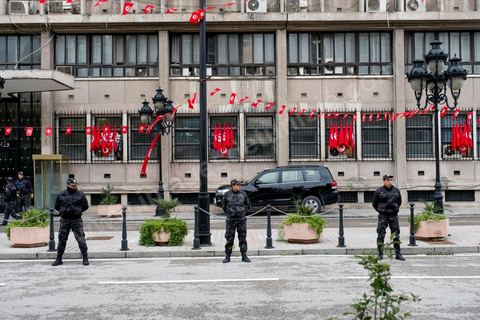 14 janvier 2017 :  policiers devant le ministère de l'Intérieur. Les tunisiens fêtent dans une certaine morosité le 6ème anniversaire de la Révolution sur l'avenue Habib Bourguiba à Tunis. Peu de responsables politiques et d'organisations ont célébré samedi en Tunisie le 6e anniversaire de la révolution du 14 janvier 2011, alors qu'un certain désenchantement se manifeste à travers le pays.