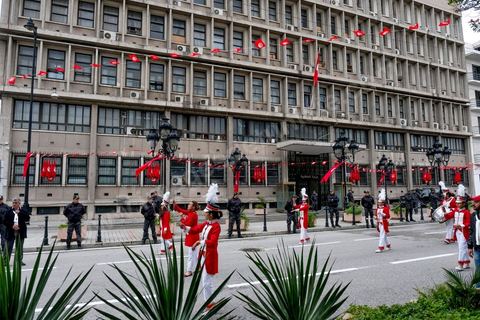 14 janvier 2017 : Devant le ministère de l'intérieur, festivité en hommage aux policiers victimes depuis la révolution, martyrs du terrorisme. Les tunisiens fêtent dans une certaine morosité le 6ème anniversaire de la Révolution sur l'avenue Habib Bourguiba à Tunis. Peu de responsables politiques et d'organisations ont célébré samedi en Tunisie le 6e anniversaire de la révolution du 14 janvier 2011, alors qu'un certain désenchantement se manifeste à travers le pays.