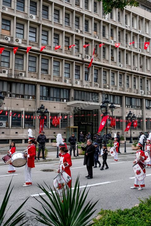 14 janvier 2017 : Devant le ministère de l'intérieur, festivité en hommage aux policiers victimes depuis la révolution, martyrs du terrorisme. Les tunisiens fêtent dans une certaine morosité le 6ème anniversaire de la Révolution sur l'avenue Habib Bourguiba à Tunis. Peu de responsables politiques et d'organisations ont célébré samedi en Tunisie le 6e anniversaire de la révolution du 14 janvier 2011, alors qu'un certain désenchantement se manifeste à travers le pays.