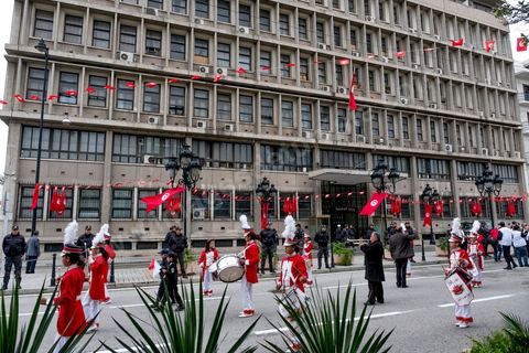 14 janvier 2017 : Devant le ministère de l'intérieur, festivité en hommage aux policiers victimes depuis la révolution, martyrs du terrorisme. Les tunisiens fêtent dans une certaine morosité le 6ème anniversaire de la Révolution sur l'avenue Habib Bourguiba à Tunis. Peu de responsables politiques et d'organisations ont célébré samedi en Tunisie le 6e anniversaire de la révolution du 14 janvier 2011, alors qu'un certain désenchantement se manifeste à travers le pays.