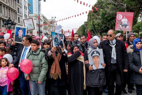 14 janvier 2017 : Devant le ministère de l'intérieur, festivité en hommage aux policiers victimes depuis la révolution, martyrs du terrorisme. Les tunisiens fêtent dans une certaine morosité le 6ème anniversaire de la Révolution sur l'avenue Habib Bourguiba à Tunis. Peu de responsables politiques et d'organisations ont célébré samedi en Tunisie le 6e anniversaire de la révolution du 14 janvier 2011, alors qu'un certain désenchantement se manifeste à travers le pays.