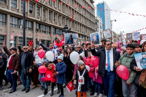 14 janvier 2017 : Devant le ministère de l'intérieur, festivité en hommage aux policiers victimes depuis la révolution, martyrs du terrorisme. Les tunisiens fêtent dans une certaine morosité le 6ème anniversaire de la Révolution sur l'avenue Habib Bourguiba à Tunis. Peu de responsables politiques et d'organisations ont célébré samedi en Tunisie le 6e anniversaire de la révolution du 14 janvier 2011, alors qu'un certain désenchantement se manifeste à travers le pays.