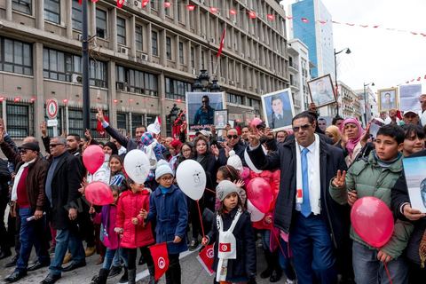 14 janvier 2017 : Devant le ministère de l'intérieur, festivité en hommage aux policiers victimes depuis la révolution, martyrs du terrorisme. Les tunisiens fêtent dans une certaine morosité le 6ème anniversaire de la Révolution sur l'avenue Habib Bourguiba à Tunis. Peu de responsables politiques et d'organisations ont célébré samedi en Tunisie le 6e anniversaire de la révolution du 14 janvier 2011, alors qu'un certain désenchantement se manifeste à travers le pays.
