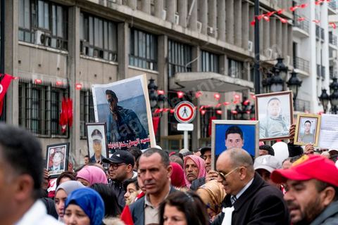 14 janvier 2017 : Devant le ministère de l'intérieur, festivité en hommage aux policiers victimes depuis la révolution, martyrs du terrorisme. Les tunisiens fêtent dans une certaine morosité le 6ème anniversaire de la Révolution sur l'avenue Habib Bourguiba à Tunis. Peu de responsables politiques et d'organisations ont célébré samedi en Tunisie le 6e anniversaire de la révolution du 14 janvier 2011, alors qu'un certain désenchantement se manifeste à travers le pays.