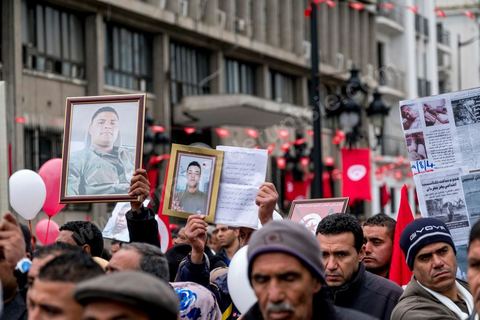 14 janvier 2017 : Devant le ministère de l'intérieur, festivité en hommage aux policiers victimes depuis la révolution, martyrs du terrorisme. Les tunisiens fêtent dans une certaine morosité le 6ème anniversaire de la Révolution sur l'avenue Habib Bourguiba à Tunis. Peu de responsables politiques et d'organisations ont célébré samedi en Tunisie le 6e anniversaire de la révolution du 14 janvier 2011, alors qu'un certain désenchantement se manifeste à travers le pays.
