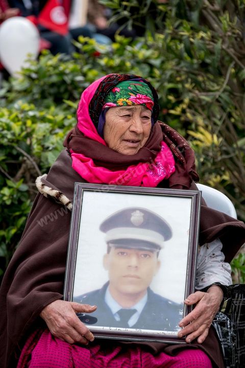 14 janvier 2017 : Devant le ministère de l'intérieur, festivité en hommage aux policiers victimes depuis la révolution, martyrs du terrorisme. Les tunisiens fêtent dans une certaine morosité le 6ème anniversaire de la Révolution sur l'avenue Habib Bourguiba à Tunis. Peu de responsables politiques et d'organisations ont célébré samedi en Tunisie le 6e anniversaire de la révolution du 14 janvier 2011, alors qu'un certain désenchantement se manifeste à travers le pays.