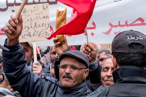 14 janvier 2017 : Les revendication sociales et économiques ont marqué les marches des quelques protestataires dans une tunisie en mal de politique. les tunisiens fêtent dans une certaine morosité le 6ème anniversaire de la Révolution sur l'avenue Habib Bourguiba à Tunis. Peu de responsables politiques et d'organisations ont célébré samedi en Tunisie le 6e anniversaire de la révolution du 14 janvier 2011, alors qu'un certain désenchantement se manifeste à travers le pays.