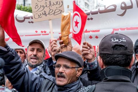 14 janvier 2017 : Les revendication sociales et économiques ont marqué les marches des quelques protestataires dans une tunisie en mal de politique. les tunisiens fêtent dans une certaine morosité le 6ème anniversaire de la Révolution sur l'avenue Habib Bourguiba à Tunis. Peu de responsables politiques et d'organisations ont célébré samedi en Tunisie le 6e anniversaire de la révolution du 14 janvier 2011, alors qu'un certain désenchantement se manifeste à travers le pays.