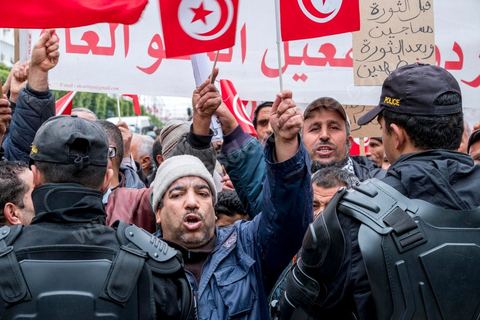 14 janvier 2017 : Les revendication sociales et économiques ont marqué les marches des quelques protestataires dans une tunisie en mal de politique. les tunisiens fêtent dans une certaine morosité le 6ème anniversaire de la Révolution sur l'avenue Habib Bourguiba à Tunis. Peu de responsables politiques et d'organisations ont célébré samedi en Tunisie le 6e anniversaire de la révolution du 14 janvier 2011, alors qu'un certain désenchantement se manifeste à travers le pays.