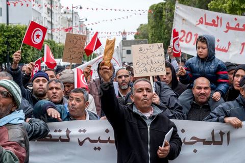 14 janvier 2017 : Les revendication sociales et économiques ont marqué les marches des quelques protestataires dans une tunisie en mal de politique. les tunisiens fêtent dans une certaine morosité le 6ème anniversaire de la Révolution sur l'avenue Habib Bourguiba à Tunis. Peu de responsables politiques et d'organisations ont célébré samedi en Tunisie le 6e anniversaire de la révolution du 14 janvier 2011, alors qu'un certain désenchantement se manifeste à travers le pays.