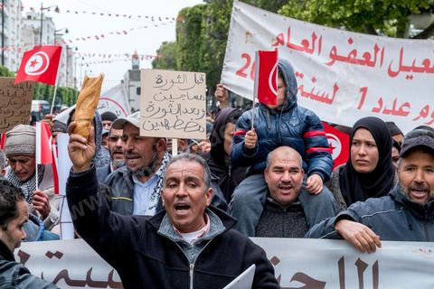 14 janvier 2017 : Les revendication sociales et économiques ont marqué les marches des quelques protestataires dans une tunisie en mal de politique. les tunisiens fêtent dans une certaine morosité le 6ème anniversaire de la Révolution sur l'avenue Habib Bourguiba à Tunis. Peu de responsables politiques et d'organisations ont célébré samedi en Tunisie le 6e anniversaire de la révolution du 14 janvier 2011, alors qu'un certain désenchantement se manifeste à travers le pays.