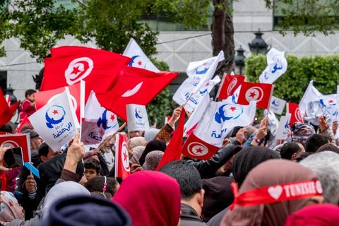 14 janvier 2017 : le parti Ennahdha a proposé un grand podium avec animations de clowns, de chanteurs et discours de leaders. Les tunisiens fêtent dans une certaine morosité le 6ème anniversaire de la Révolution sur l'avenue Habib Bourguiba à Tunis. Peu de responsables politiques et d'organisations ont célébré samedi en Tunisie le 6e anniversaire de la révolution du 14 janvier 2011, alors qu'un certain désenchantement se manifeste à travers le pays.