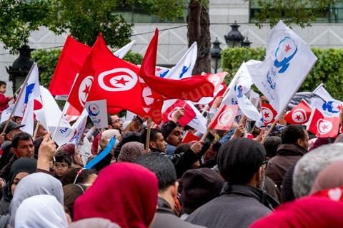 14 janvier 2017 : le parti Ennahdha a proposé un grand podium avec animations de clowns, de chanteurs et discours de leaders. Les tunisiens fêtent dans une certaine morosité le 6ème anniversaire de la Révolution sur l'avenue Habib Bourguiba à Tunis. Peu de responsables politiques et d'organisations ont célébré samedi en Tunisie le 6e anniversaire de la révolution du 14 janvier 2011, alors qu'un certain désenchantement se manifeste à travers le pays.