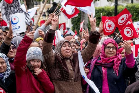 14 janvier 2017 : le parti Ennahdha a proposé un grand podium avec animations de clowns, de chanteurs et discours de leaders. Les tunisiens fêtent dans une certaine morosité le 6ème anniversaire de la Révolution sur l'avenue Habib Bourguiba à Tunis. Peu de responsables politiques et d'organisations ont célébré samedi en Tunisie le 6e anniversaire de la révolution du 14 janvier 2011, alors qu'un certain désenchantement se manifeste à travers le pays.