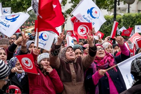 14 janvier 2017 : le parti Ennahdha a proposé un grand podium avec animations de clowns, de chanteurs et discours de leaders. Les tunisiens fêtent dans une certaine morosité le 6ème anniversaire de la Révolution sur l'avenue Habib Bourguiba à Tunis. Peu de responsables politiques et d'organisations ont célébré samedi en Tunisie le 6e anniversaire de la révolution du 14 janvier 2011, alors qu'un certain désenchantement se manifeste à travers le pays.