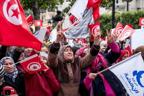 14 janvier 2017 : le parti Ennahdha a proposé un grand podium avec animations de clowns, de chanteurs et discours de leaders. Les tunisiens fêtent dans une certaine morosité le 6ème anniversaire de la Révolution sur l'avenue Habib Bourguiba à Tunis. Peu de responsables politiques et d'organisations ont célébré samedi en Tunisie le 6e anniversaire de la révolution du 14 janvier 2011, alors qu'un certain désenchantement se manifeste à travers le pays.