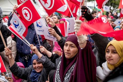 14 janvier 2017 : le parti Ennahdha a proposé un grand podium avec animations de clowns, de chanteurs et discours de leaders. Les tunisiens fêtent dans une certaine morosité le 6ème anniversaire de la Révolution sur l'avenue Habib Bourguiba à Tunis. Peu de responsables politiques et d'organisations ont célébré samedi en Tunisie le 6e anniversaire de la révolution du 14 janvier 2011, alors qu'un certain désenchantement se manifeste à travers le pays.