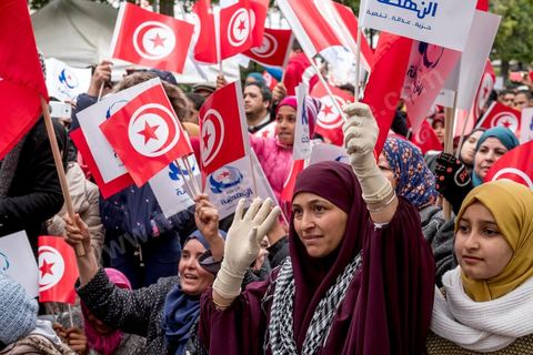 14 janvier 2017 : le parti Ennahdha a proposé un grand podium avec animations de clowns, de chanteurs et discours de leaders. Les tunisiens fêtent dans une certaine morosité le 6ème anniversaire de la Révolution sur l'avenue Habib Bourguiba à Tunis. Peu de responsables politiques et d'organisations ont célébré samedi en Tunisie le 6e anniversaire de la révolution du 14 janvier 2011, alors qu'un certain désenchantement se manifeste à travers le pays.
