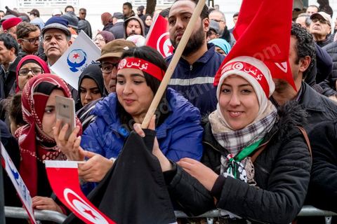 14 janvier 2017 : le parti Ennahdha a proposé un grand podium avec animations de clowns, de chanteurs et discours de leaders. Les tunisiens fêtent dans une certaine morosité le 6ème anniversaire de la Révolution sur l'avenue Habib Bourguiba à Tunis. Peu de responsables politiques et d'organisations ont célébré samedi en Tunisie le 6e anniversaire de la révolution du 14 janvier 2011, alors qu'un certain désenchantement se manifeste à travers le pays.