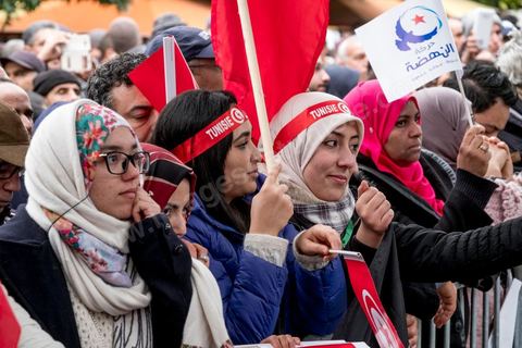 14 janvier 2017 : le parti Ennahdha a proposé un grand podium avec animations de clowns, de chanteurs et discours de leaders. Les tunisiens fêtent dans une certaine morosité le 6ème anniversaire de la Révolution sur l'avenue Habib Bourguiba à Tunis. Peu de responsables politiques et d'organisations ont célébré samedi en Tunisie le 6e anniversaire de la révolution du 14 janvier 2011, alors qu'un certain désenchantement se manifeste à travers le pays.