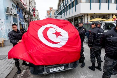 14 janvier 2017 : les tunisiens fêtent dans une certaine morosité le 6ème anniversaire de la Révolution sur l'avenue Habib Bourguiba à Tunis. Peu de responsables politiques et d'organisations ont célébré samedi en Tunisie le 6e anniversaire de la révolution du 14 janvier 2011, alors qu'un certain désenchantement se manifeste à travers le pays.